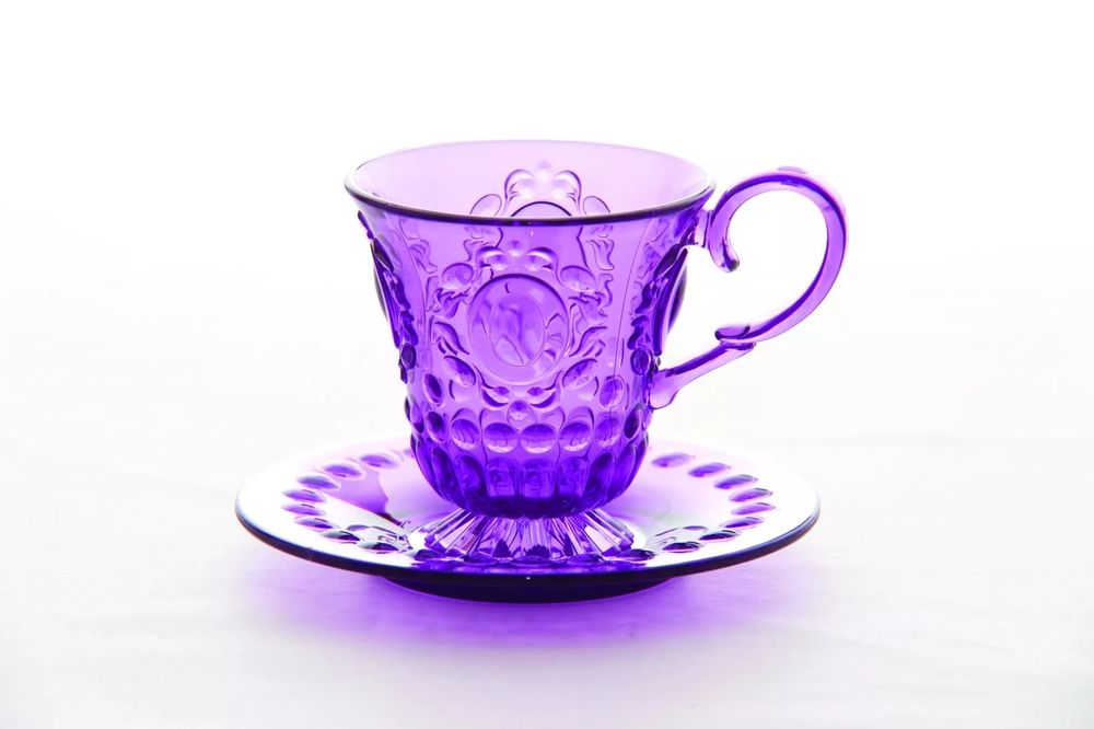 Мой double cup фиолетовая вода. Фиолетовая чашка с блюдцем. Фиолетовая чашка. Чашки чайные фиолетовые. Сиреневые кружки для чая.