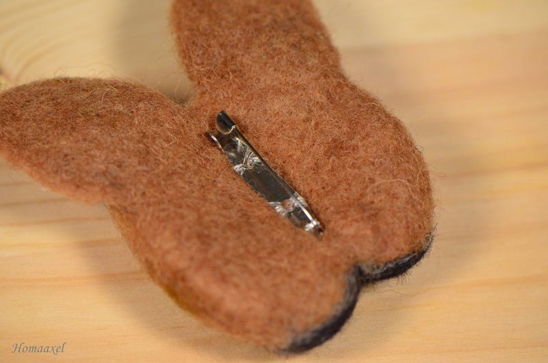 брошь из шерсти