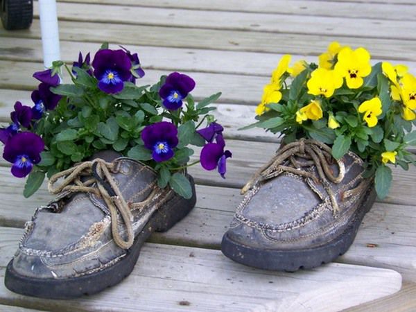 Цветочные горшки из старой обуви — оригинальное украшение для сада, фото № 11