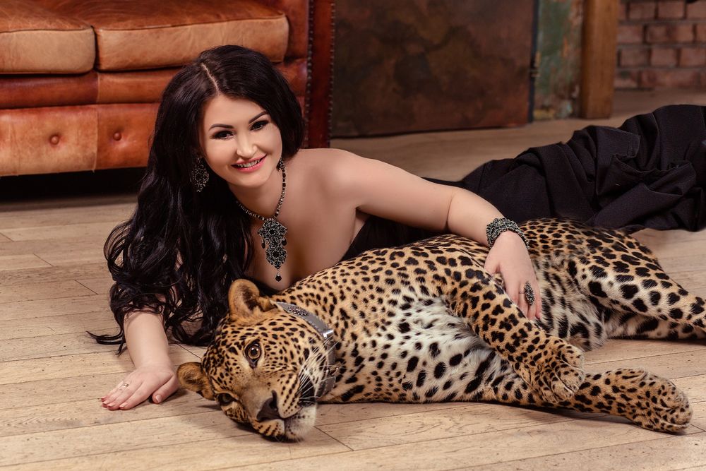 Девушки в платье леопарда