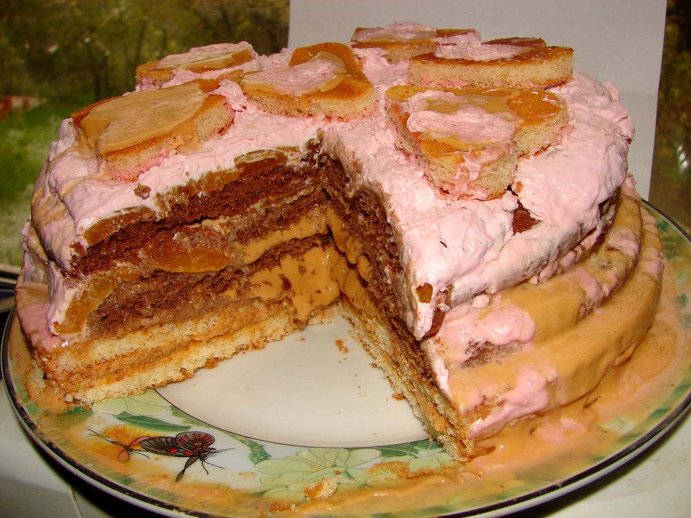 Пирог из готовых коржей. Торт из бисквитных коржей. Коржи для торта бисквитные. Торт из покупных бисквитных коржей. Торт из магазинных коржей.