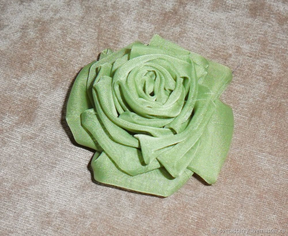 Роза из ткани своими руками с использованием специальных инструментов