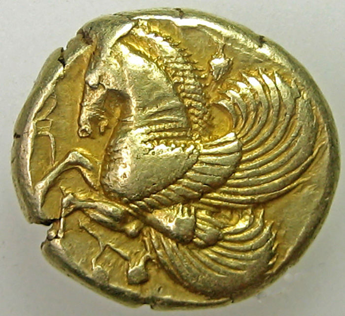 Начало чеканки золотой монеты. Чеканные монеты в Лидии. Чеканные монеты 7 век до нашей эры. Золотая Греческая монета в Лидии.