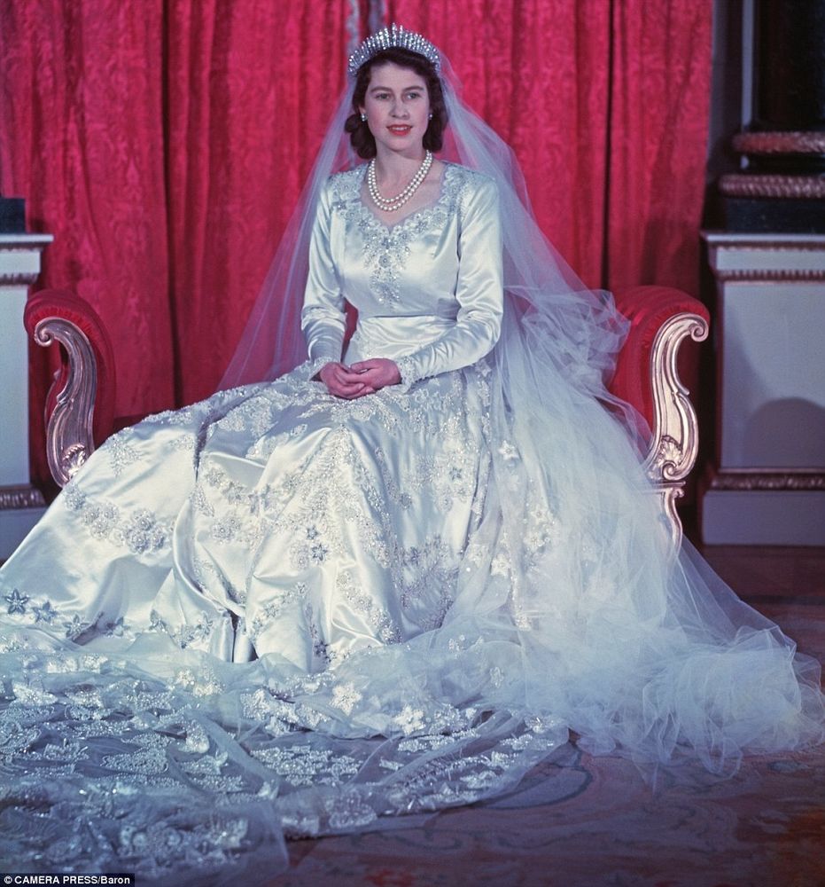 Королева Елизавета в платье футляр