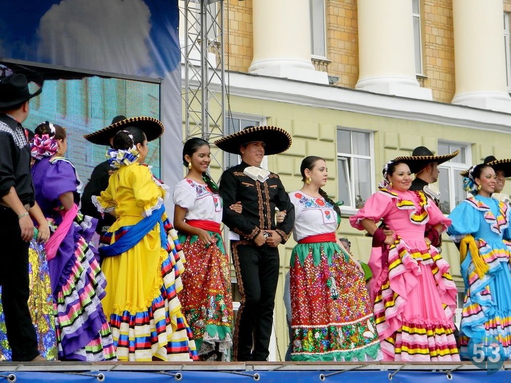 Мексиканцы в национальных костюмах