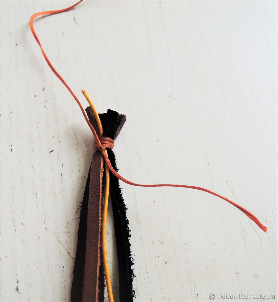 Как сделать браслет из плетеного кожаного шнура, фото № 2