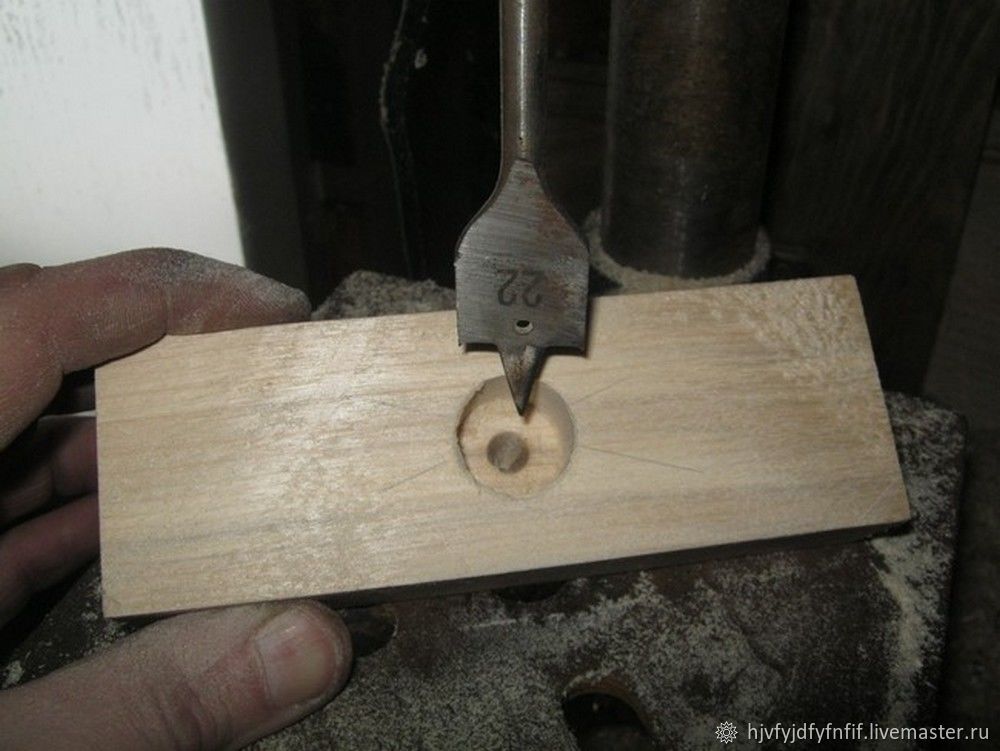 Приспособление для круглых палочек. Приспособа для круглых палочек. Станок для круглых палочек. Приспособа для круглых палочек. Кондуктор для круглых палочек.