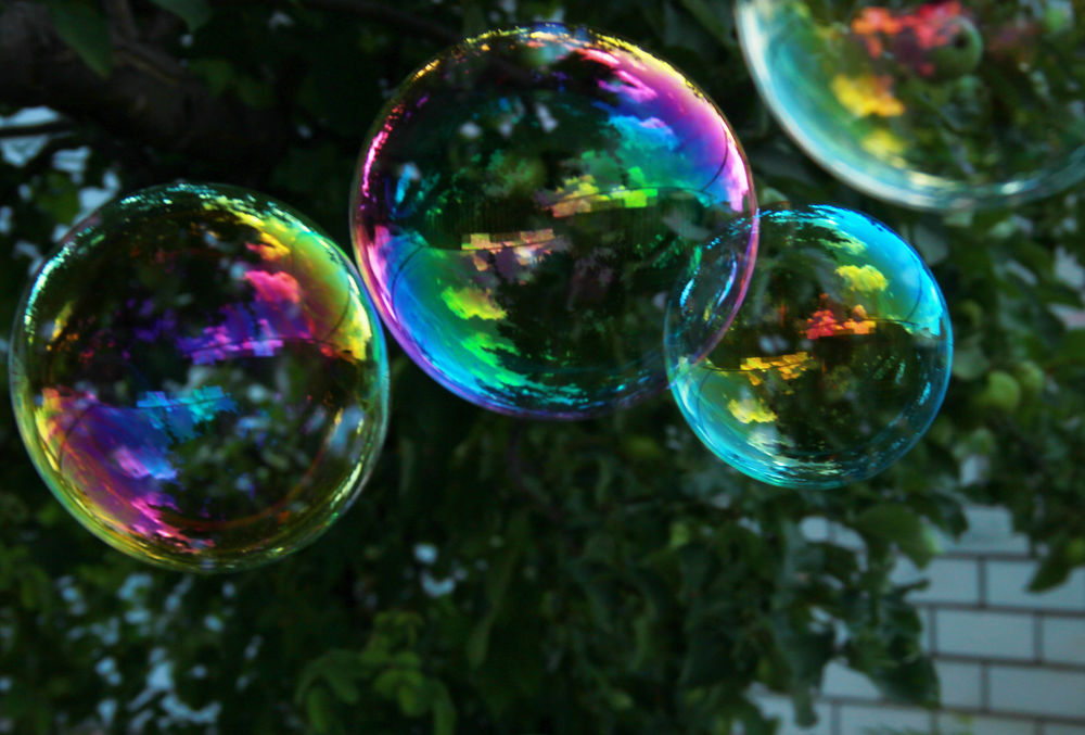 Почему мыльные пузыри получаются. Мыльные пузыри. Радужные пузыри. Мыльные пузыри Радуга. Мыльные\радужные шары.