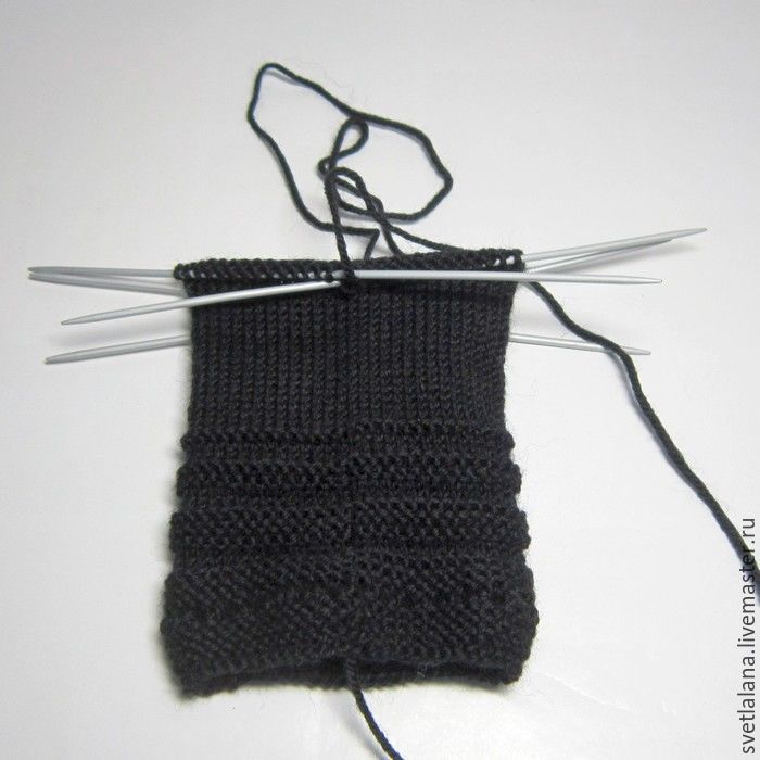 Черный пуловер вязаный спицами