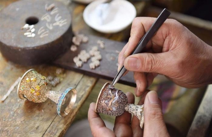 ювелир за работой создает украшение в старинном стиле