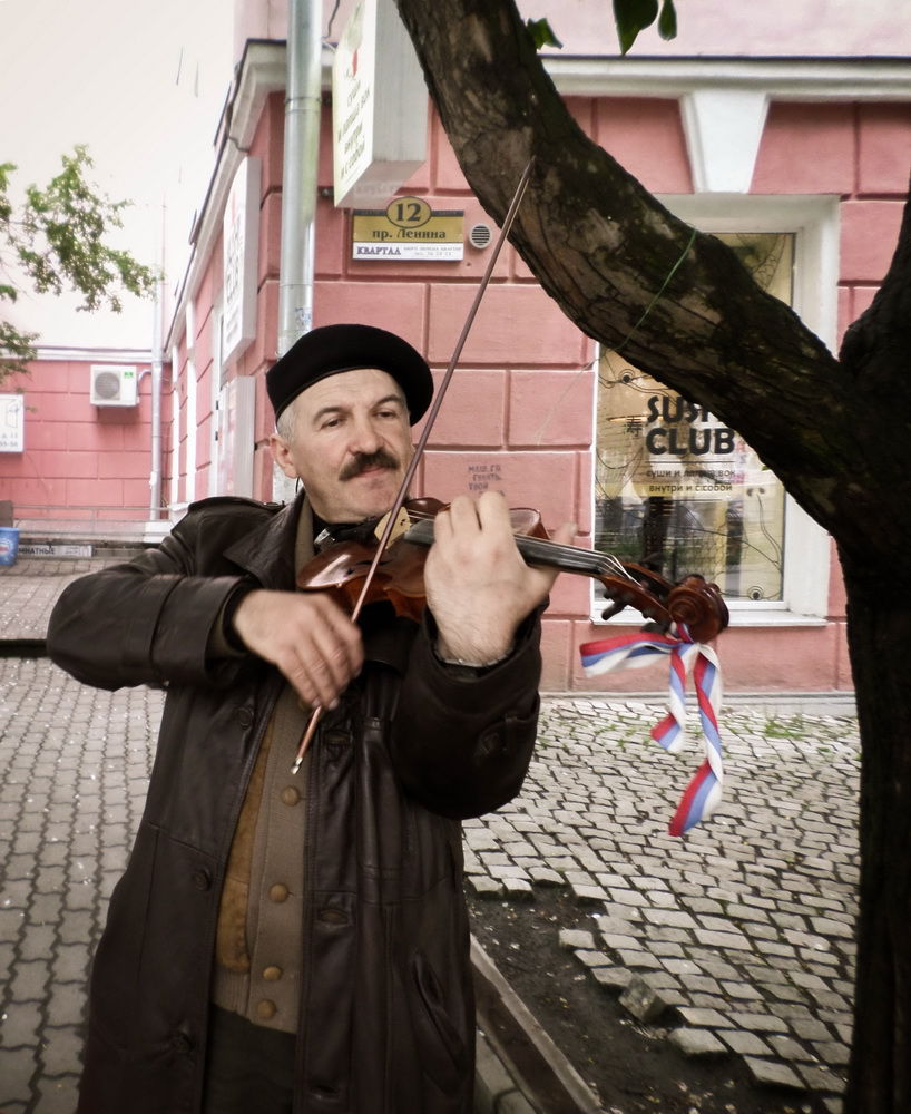 Молодцеватый вид. Уличный музыкант скрипач. Уличный скрипач в Москве. Уличная скрипачка.