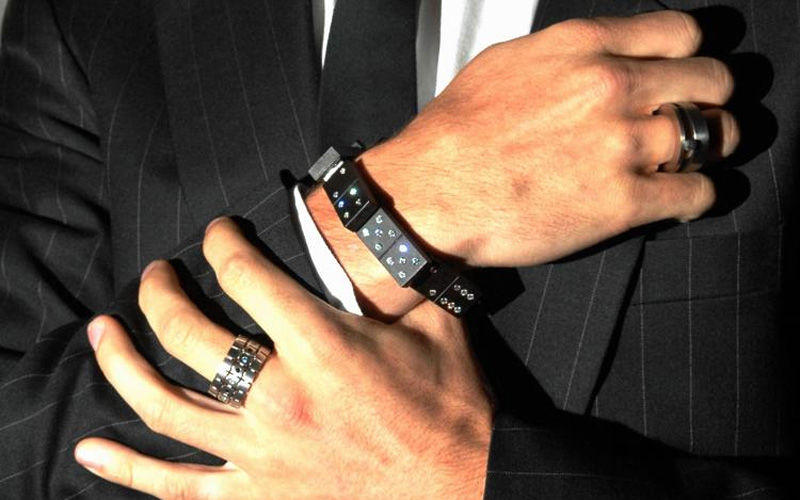 Как правильно носить браслеты на руках мужчинам