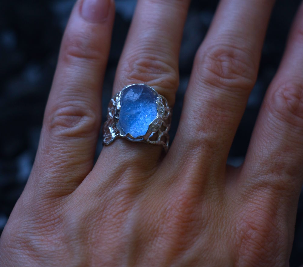Кольца stone. Кольца 1987 печатка опал. Серебряное кольцо с крупным камнем. Серебряные кольца с натуральными камнями. Кольцо с большим овальным камнем.
