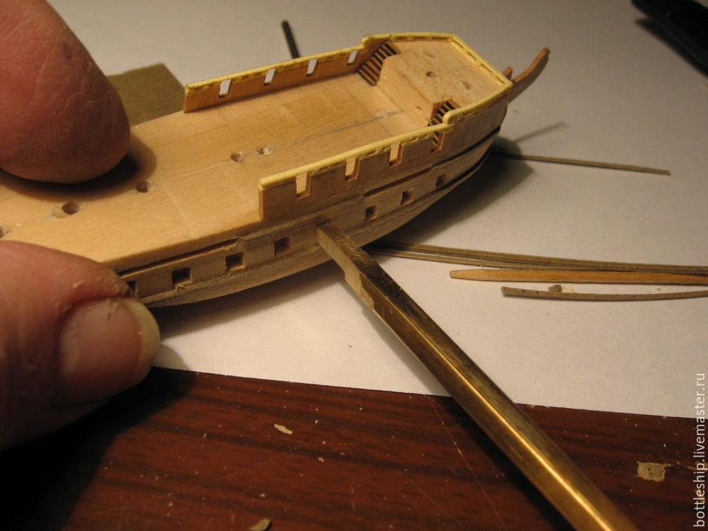 Делают суда 3. Модель корабля для сборки из картона. Сборка корабля в бутылке. Самодельный кораблик из дерева. Инструменты для сборки корабля в бутылке.