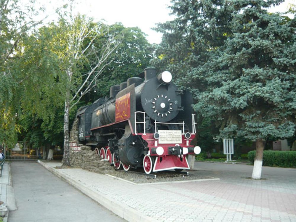 Ст тихорецкая. Памятник паровоз в Тихорецке. ЖД станция Тихорецкая, паровоз. Памятник паровоз город Тихорецк. Краснодарский край памятник паровоз.