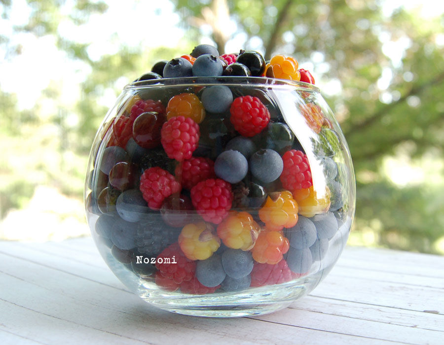 Ягоды в стекле. Ягоды в баночке. Банка с ягодами. Прозрачная ваза с ягодами.