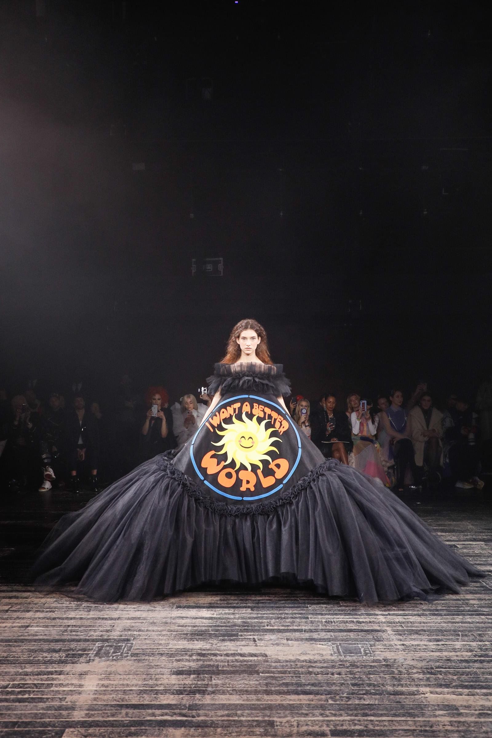 Angel Dresses With Bold Slogans Conceptual Viktor Rolf Spring Summer 19 Zhurnal Yarmarki Masterov