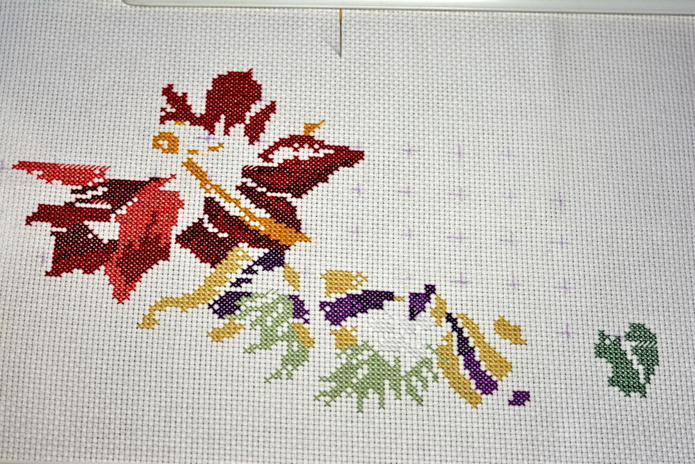 Процесс вышивки юбки Новогодие мелодии (Holiday Harmony Tree Skirt) от Dimensions (Завершён