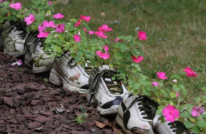 Цветочные горшки из старой обуви — оригинальное украшение для сада, фото № 8