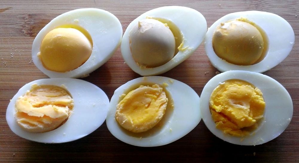 Что будет если переварить яйца. Желток вареного яйца. Переваренные яйца. Яйцо в крутую. Вареные яйца в крутую.