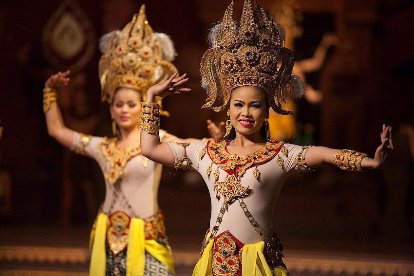 Тайцы видео. Тайланд традиционный костюм. Тайланд Тайцы национальные танцы. Национальная одежда Тайланда. Тайская девушка в национальном костюме.