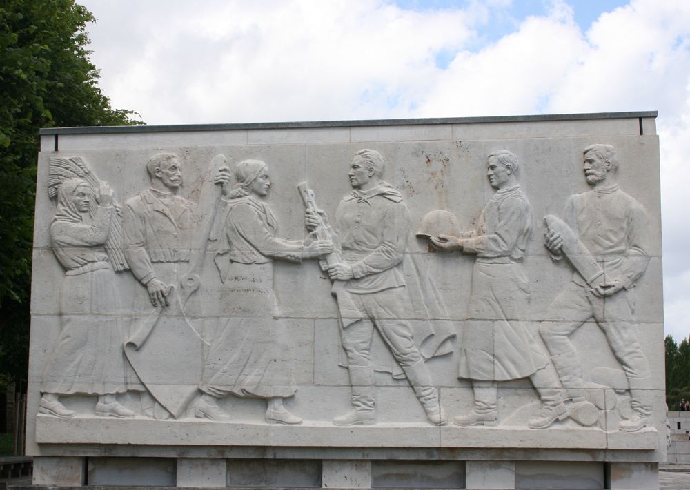 Фото памятника солдата с девочкой на руках