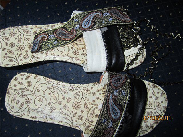 Мастер шлепков. Лопатка для шлепанья. Мастер шлепков. Кнут в руке. Мастер шлепков.