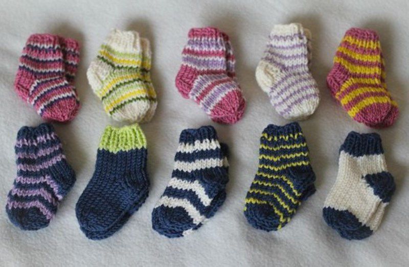 Носочки для новорожденных для начинающих. Носочки для новорожденных. Детские носки спицами. Носки для новорожденных. Носки детские вязаные.
