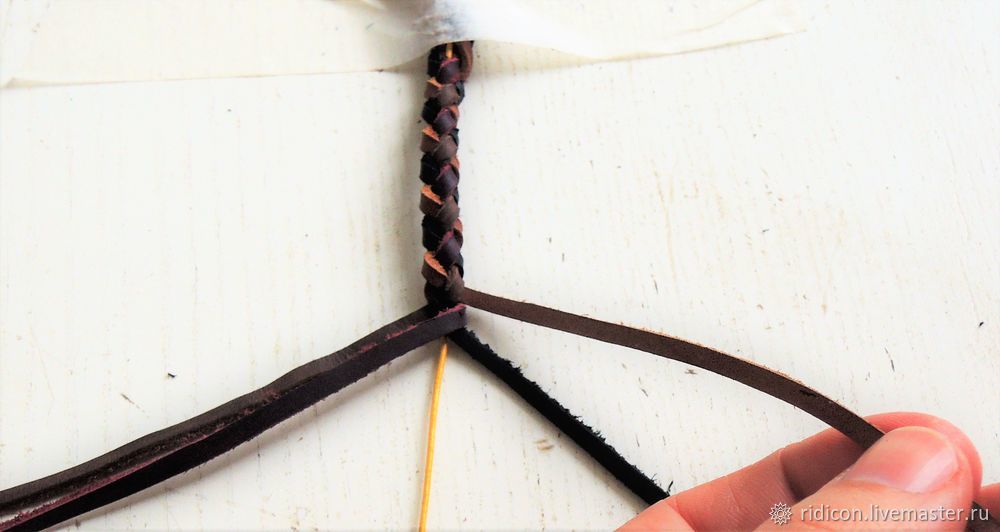 Как сделать браслет из плетеного кожаного шнура, фото № 10