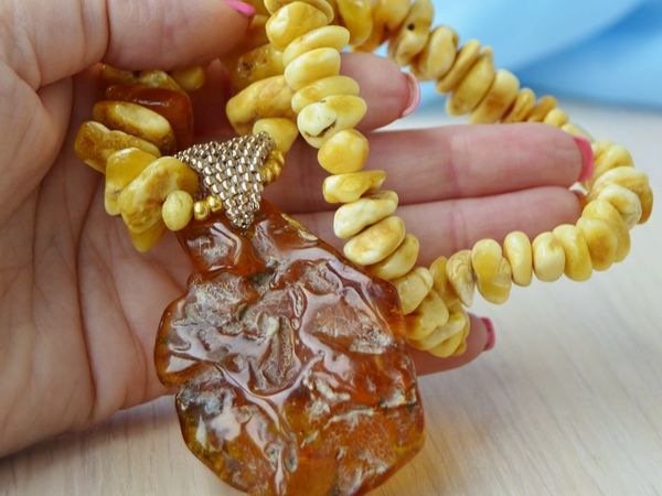 Колье из янтаря