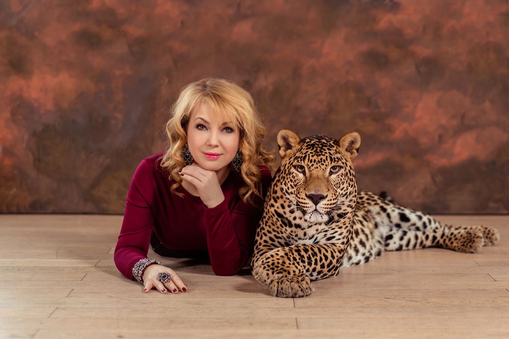 Женщины в леопардовом зоопарке. Женщина леопард. Девушка и леопард. Фотопроект с леопардом.
