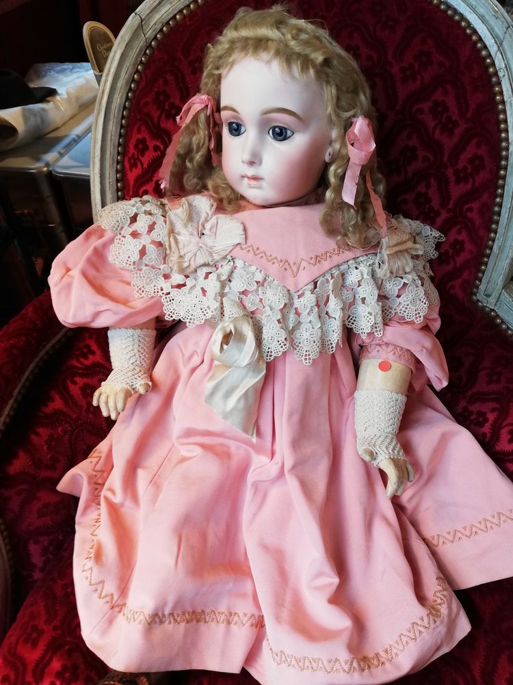 Сувенирная кукла в придворном костюме конца 19 века