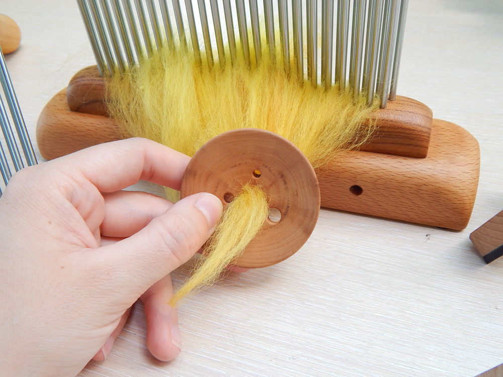 Щетка для чесания шерсти. Кардер для чески пуха. Сделай ческа. Чески. Приспособление для чесания шерсти.