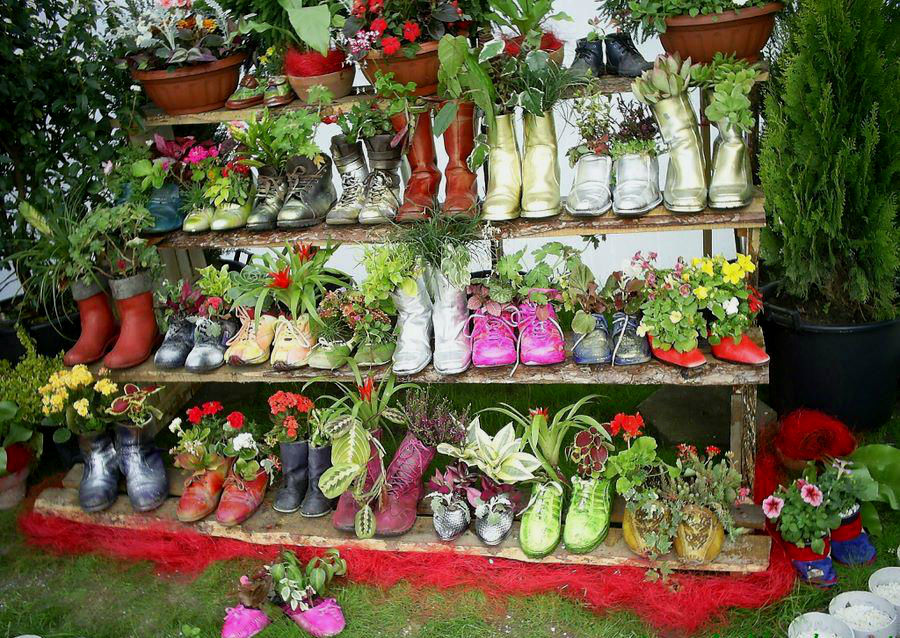Цветочные горшки из старой обуви — оригинальное украшение для сада, фото № 15