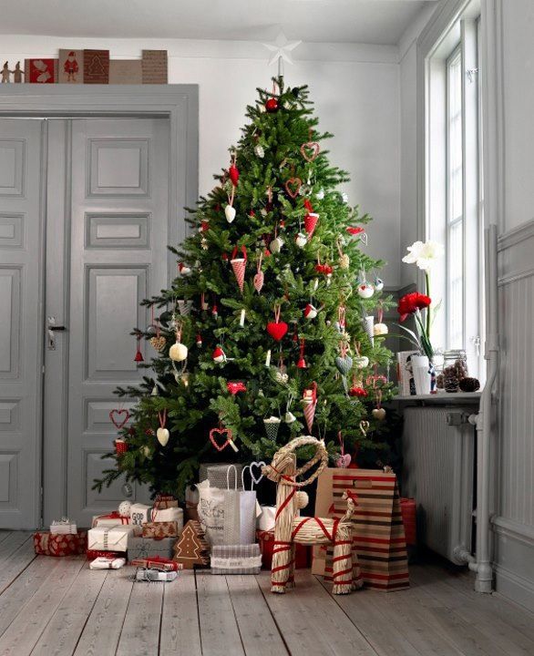 традиции рождестваSwedish Christmas. Reminds me of my grandparents house at christmas традиции рождества