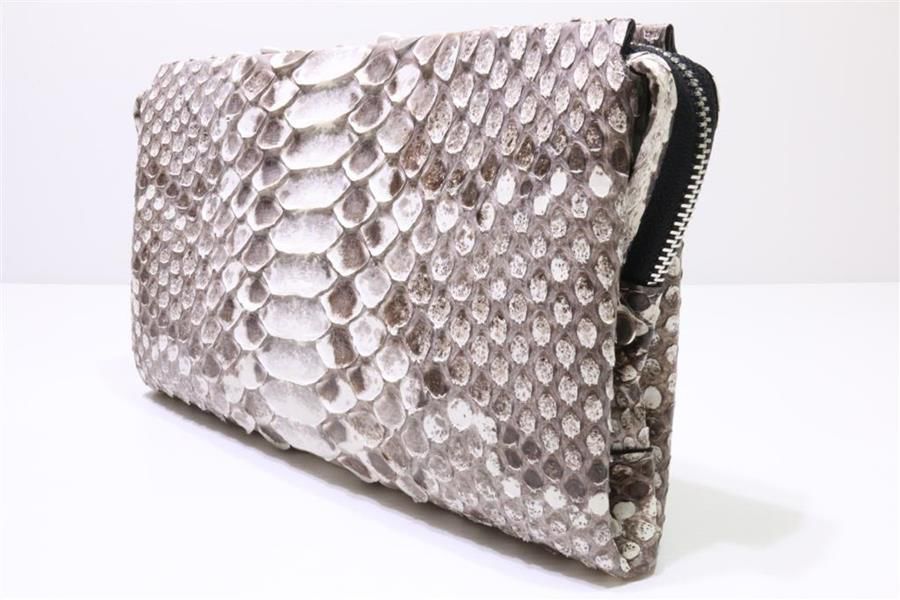 клатч от версаче из кожи питона. кухонный фартук из питона. Guess клатч питон. макс мара клатч из питона. клатч кожа питона.