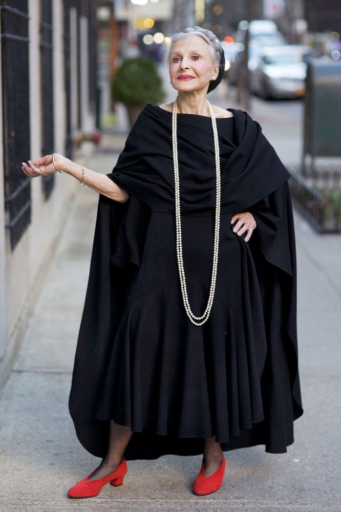 Элегантные платья для женщин за 60 лет
