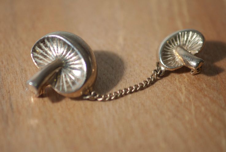забавные брошечкиVintage Mushroom Pin 1960s. $10.00, via Etsy. забавные брошечки