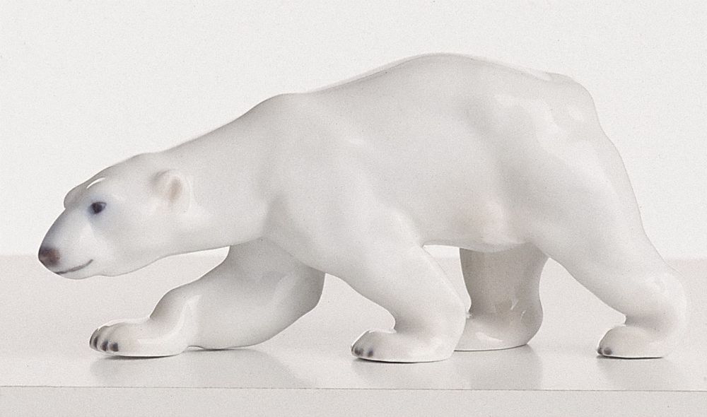 Белые фигурки. Статуэтка "белый медведь". Фарфоровая статуэтка белый медведь. Белый медведь скульптура. Фарфоровая фигурка белый медведь.