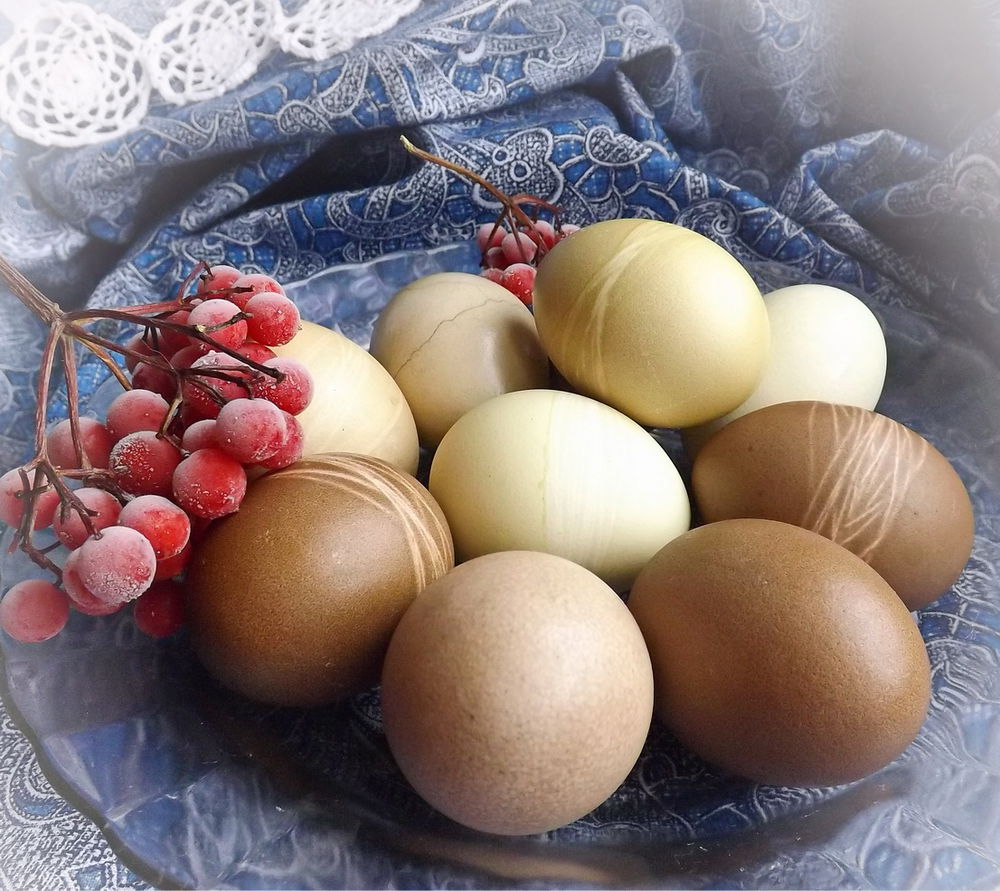 Окрашивание яиц натуральными красителями. Окрашивание яиц. Натуральные красители для яиц на Пасху. Натуральное окрашивание яиц. Окрашивание яиц гранатом.