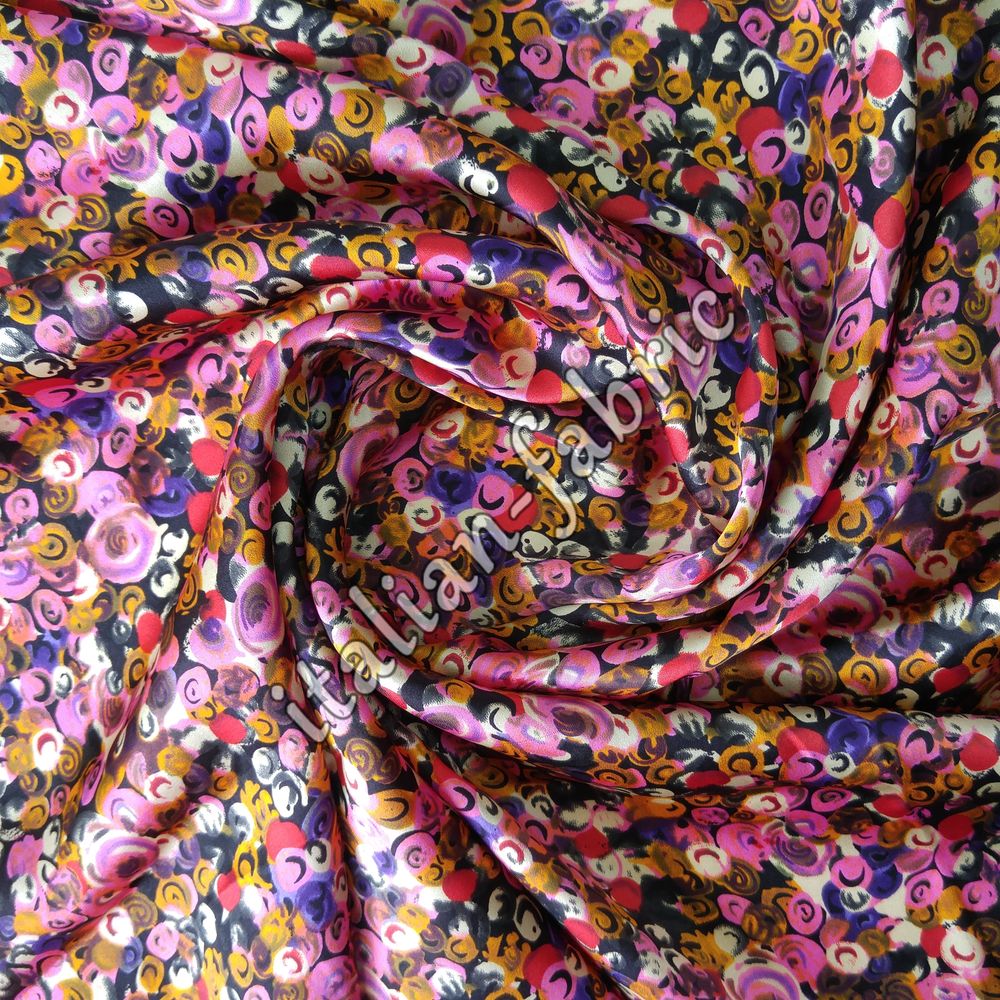 Пестрая ткань. Яркая пестрая ткань. Ткань атласная с цветочным принтом. Стоковые ткани из Италии.
