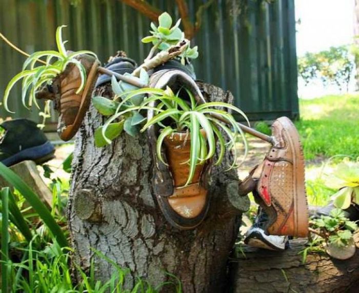 Цветочные горшки из старой обуви — оригинальное украшение для сада, фото № 14