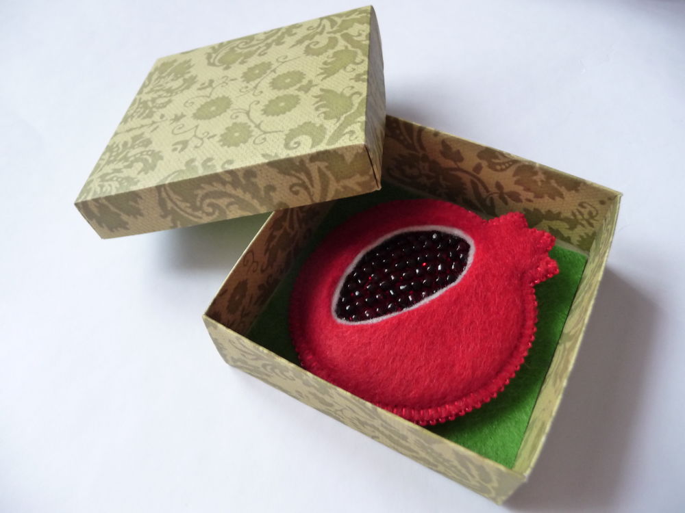 Как упаковать брошь. Как упаковать брошь. Коробочки для брошек. Красивая упаковка брошей. Как упаковать брошь ручной работы для отправки.