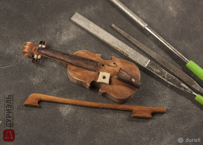 Старенькая скрипка. Смычок для скрипки 18 век Dodd. Старинная скрипка. Антикварная скрипка. Старинные смычки.