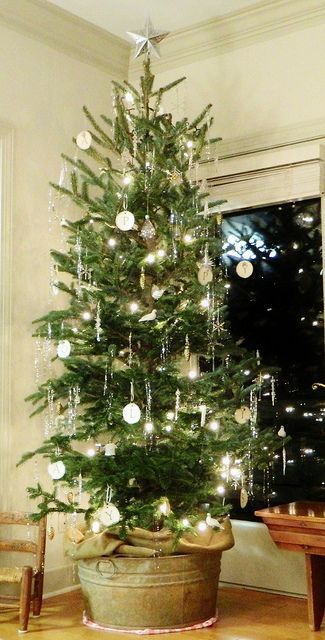 норвежская елкаChristmas design.. an interpretation of a Scandi winter - bright whites, reflective surfaces, and touches of nature - all being created with a clean, minimalist approach. норвежская елка
