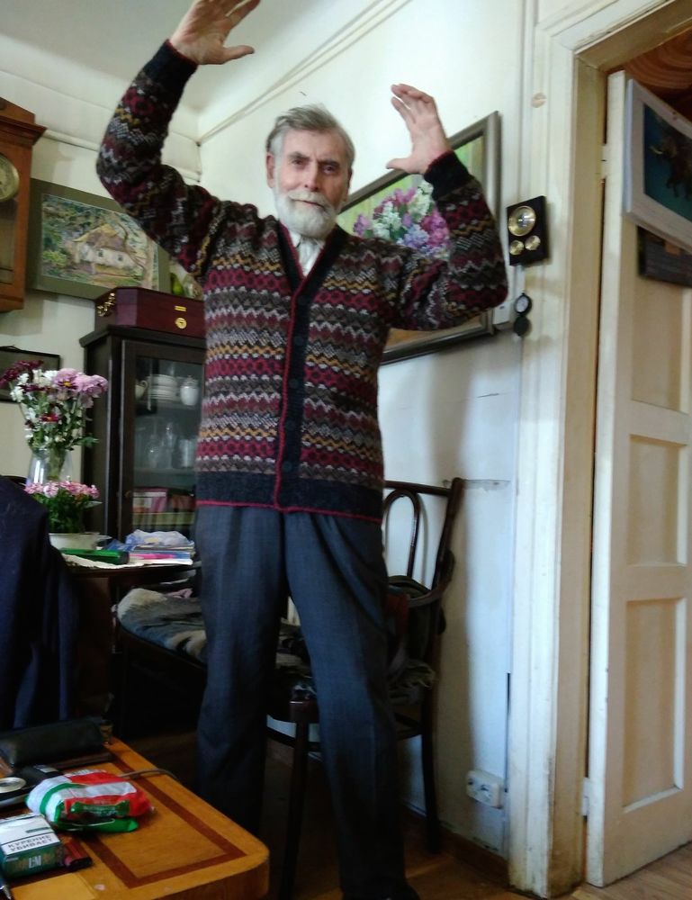 Кофта деда. Дед в свитере. Дедушкин свитер. Дед в кофте. Дедушкин свитер старый.