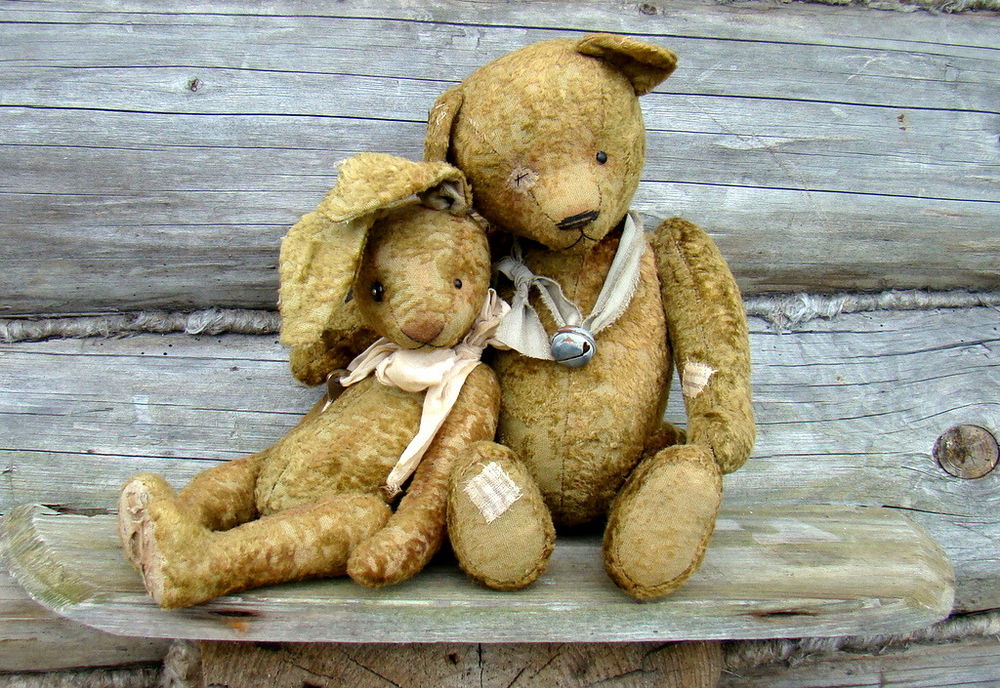 Куклы мишки тедди. Старинные медведи игрушки. Старый Медвежонок игрушка. Старинный плюшевый медведь. Старые плюшевые игрушки.