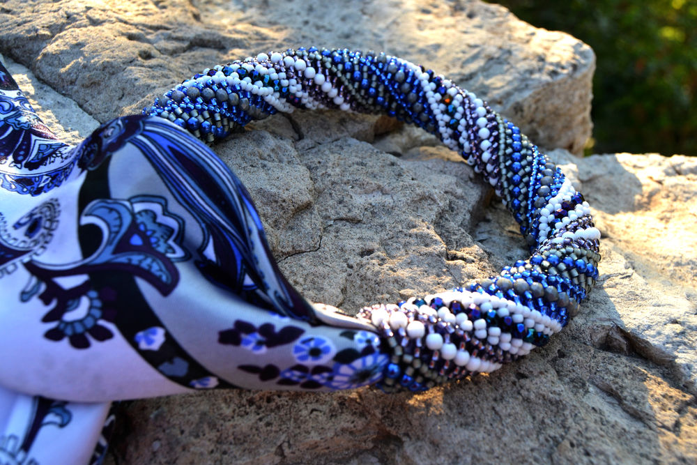 прическа корзиночка. шарф жгут. жгут из бисера для платка. плетение бисером. красивые плетеные прически.