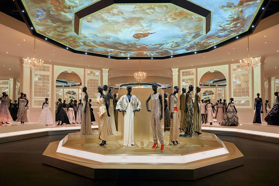 Dior Declares his Love for England: Christian Dior Retrospective ...