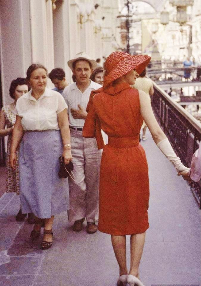 Советские девушки в платьях